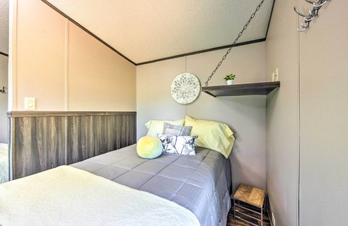 Alba Apartment | Modern Alba Tiny Home Near Lake Fork Boating!