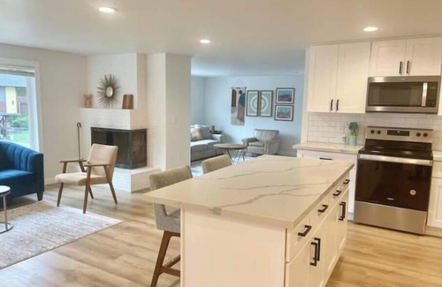 Bitter Lake House | Modern and bright 4 beds-easy commute to downtown!