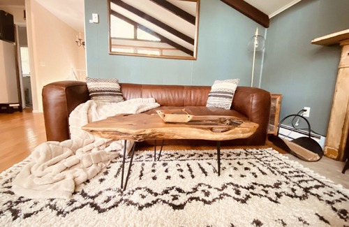 Lake Ariel Cabin | Modern and cozy- perfect for your Winter getaway!