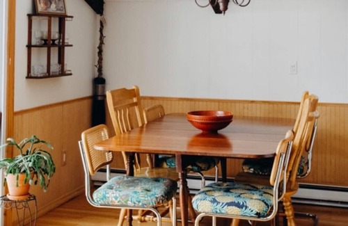 Lake Ariel Cabin | Modern and cozy- perfect for your Winter getaway!