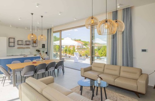 Zmijavci Villa | Modern and luxurious villa with swimming pool