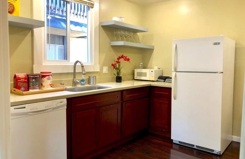 Albany House | Modern and Perfect Self Contained 4B/2BA Home + Parking + BART