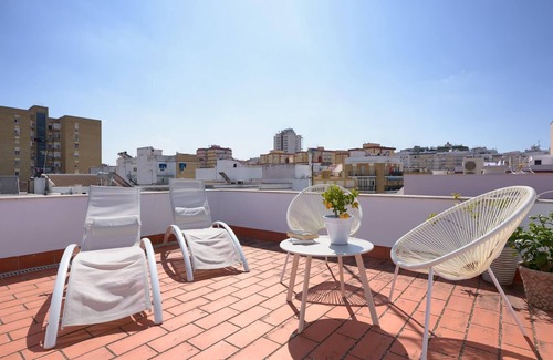 Triana Villa | Modern and smart house with a pool and a garage