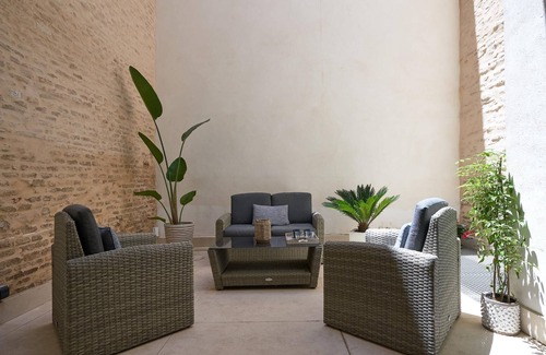 Triana Villa | Modern and smart house with a pool and a garage