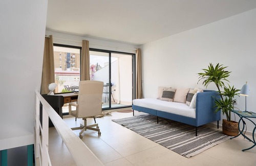 Triana Villa | Modern and smart house with a pool and a garage