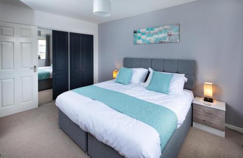 Newport Pagnell Apartment | Modern and Spacious Home From Home 1 mile from M1 - with Netflix, Prime Video, PS5, free parking, superfast WiFi, BBQ - Sleeps 11 - By Brightleap Apartments