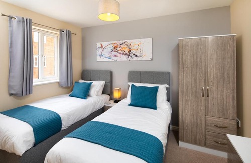 Newport Pagnell Apartment | Modern and Spacious Home From Home 1 mile from M1 - with Netflix, Prime Video, PS5, free parking, superfast WiFi, BBQ - Sleeps 11 - By Brightleap Apartments