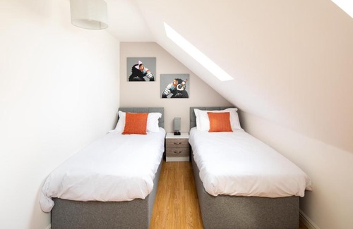 Newport Pagnell Apartment | Modern and Spacious Home From Home 1 mile from M1 - with Netflix, Prime Video, PS5, free parking, superfast WiFi, BBQ - Sleeps 11 - By Brightleap Apartments