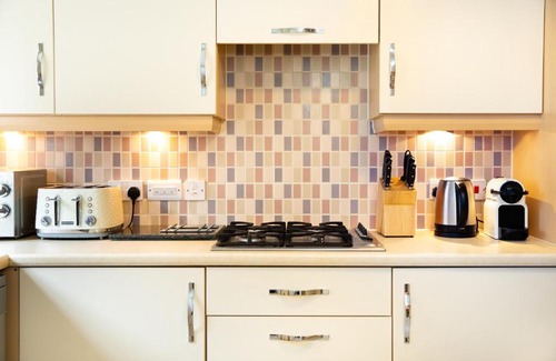 Newport Pagnell Apartment | Modern and Spacious Home From Home 1 mile from M1 - with Netflix, Prime Video, PS5, free parking, superfast WiFi, BBQ - Sleeps 11 - By Brightleap Apartments