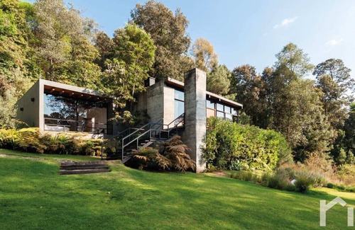 Valle de Bravo Villa | Modern and Spacious House Surrounded by San Simon Forest