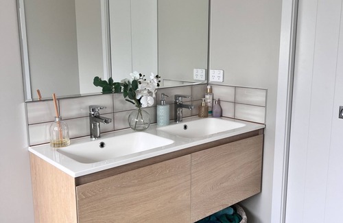 Cable Bay House | Modern and Spacious