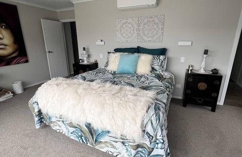 Cable Bay House | Modern and Spacious