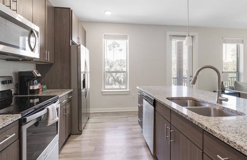 Southside Apartment | Modern Apartment in Prime Location (ID2159X23)