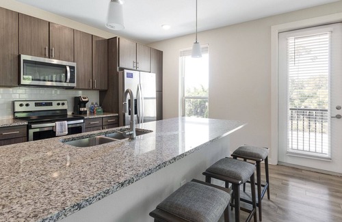 Southside Apartment | Modern Apartment in Prime Location (ID2159X23)