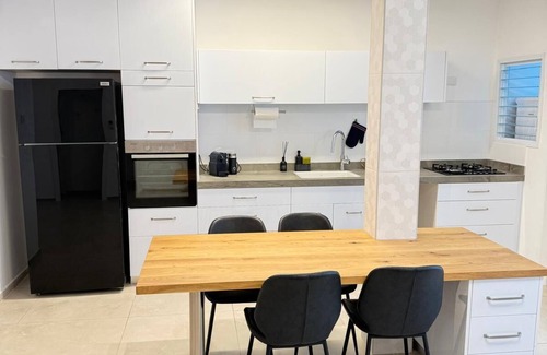 Netanya Apartment | Modern Apartment in Central Netanya – 2 Min Walk to the Beach!