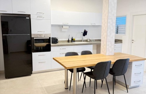 Netanya Apartment | Modern Apartment in Central Netanya – 2 Min Walk to the Beach!