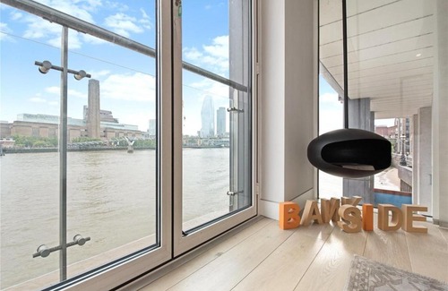 Queenhithe Apartment | Modern Apartment in Central London By River Thames