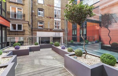Queenhithe Apartment | Modern Apartment in Central London By River Thames