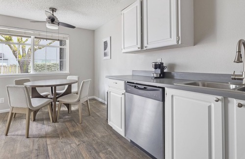 Vancouver Apartment | Modern Apartment in Prime Location (ID1274X054)