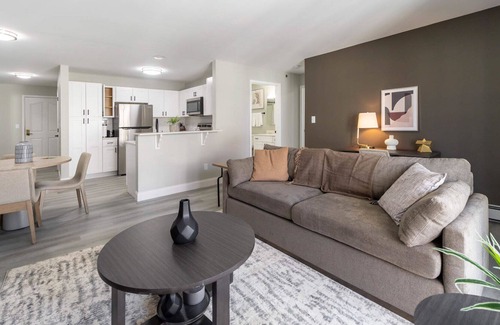 Waukesha Apartment | Modern Apartment in Prime Location (ID9428X15)
