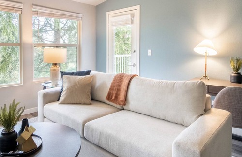 Everett Apartment | Modern Apartment in Prime Location (ID9692X16)