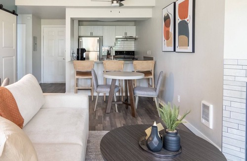 Everett Apartment | Modern Apartment in Prime Location (ID9692X16)