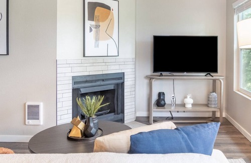 Everett Apartment | Modern Apartment in Prime Location (ID9692X16)