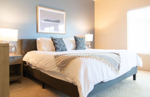 Canada Hills Golf Course Apartment | Modern Apartment in Prime Location (ID2517X08)