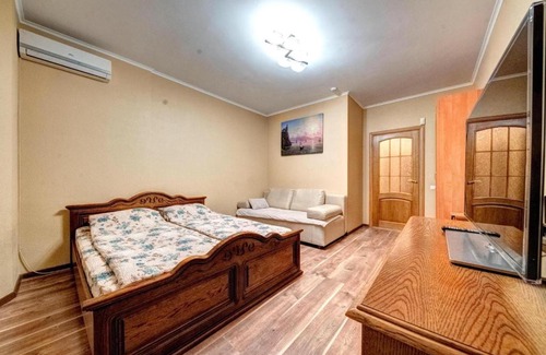 Dniprovs'kyi District Apartment | Modern apartment near park