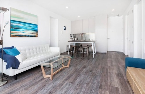 Auckland Central Business District Apartment | Modern apartment overlooking Victoria Park with Carpark