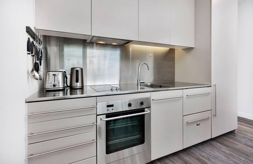 Auckland Central Business District Apartment | Modern apartment overlooking Victoria Park with Carpark