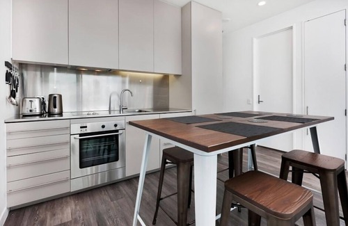 Auckland Central Business District Apartment | Modern apartment overlooking Victoria Park with Carpark
