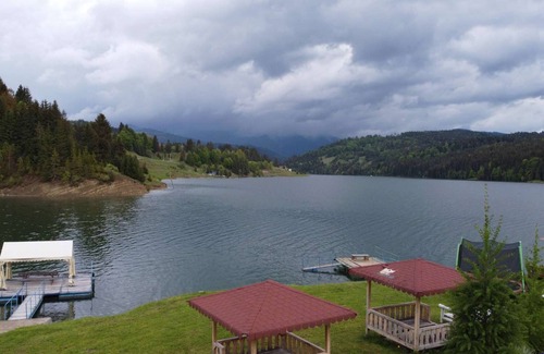 Colibita Apartment | Modern apartment on the shore of Lake Colibița