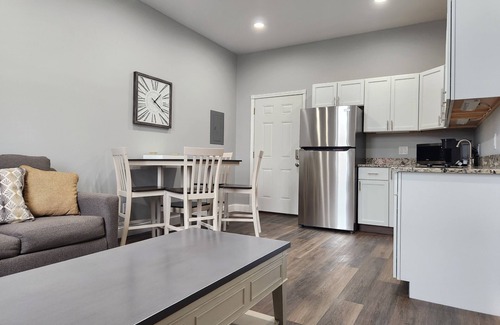 Iola Apartment | Modern Apartment on the Square “Gold”