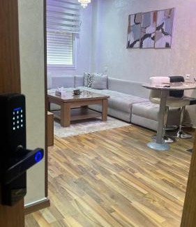 Cite Al Mohammadi Apartment | Modern Apartment Pool Service Airport Shuttle Easy Check-In Cozy Beds 7 Min from Marina