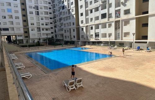 Cite Al Mohammadi Apartment | Modern Apartment Pool Service Airport Shuttle Easy Check-In Cozy Beds 7 Min from Marina