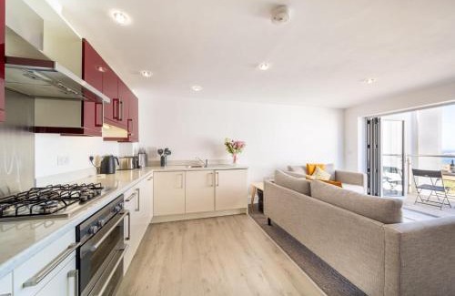 Lusty Glaze Apartment | Modern Apartment Sea Views Private Parking