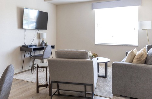 Overland Park Apartment | Modern Apartment in Prime Location (ID9271X34)