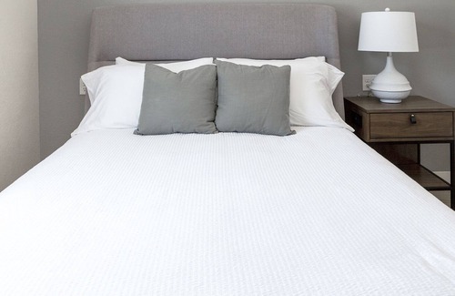 Overland Park Apartment | Modern Apartment in Prime Location (ID9271X34)