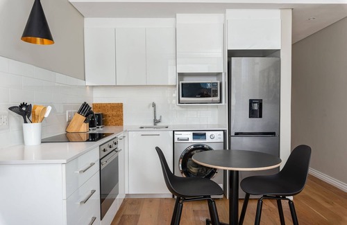 Cape Town City Centre Apartment | Modern Apartment - Wifi - Netflix - Parking