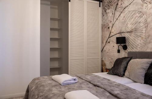 Warsaw Apartment | Modern Apartment with Balcony and Garage – Mokotów