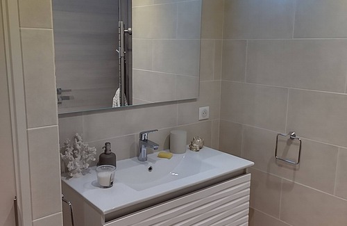 Gairaut Apartment | Modern apartment with large terrace