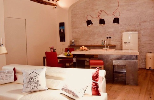 San Quirico d'Orcia Apartment | modern apartment with Romanesque patio