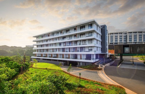 Umhlanga Ridge Apartment | Modern Apartment with Sea Views , Sauna , Pool