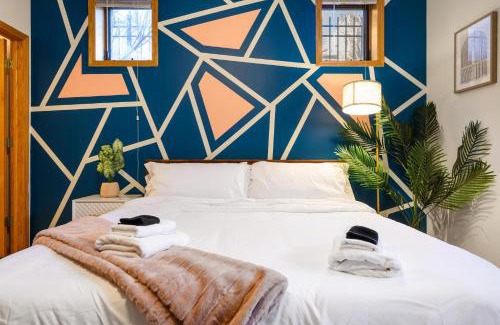 Wicker Park Apartment | Modern Apt Billiards 1 Private Patio 1 Parking