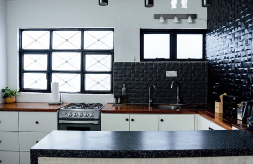 Luis Jimenez Figueroa Apartment | Modern Apt/Centro Historico Oaxaca A/C - WiFi - KS bed