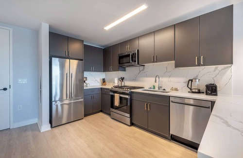 New Rochelle Apartment | Modern Apt with Golf Simulator and Gym