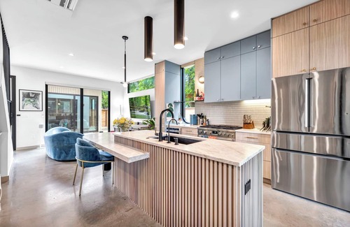 Govalle Apartment | Modern Art House - Private Parking, Yard, & Grill