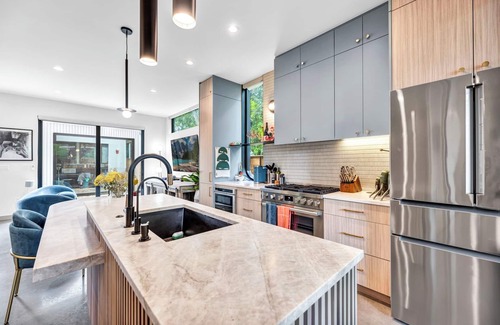 Govalle Apartment | Modern Art House - Private Parking, Yard, & Grill