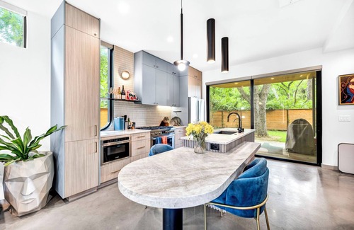 Govalle Apartment | Modern Art House - Private Parking, Yard, & Grill